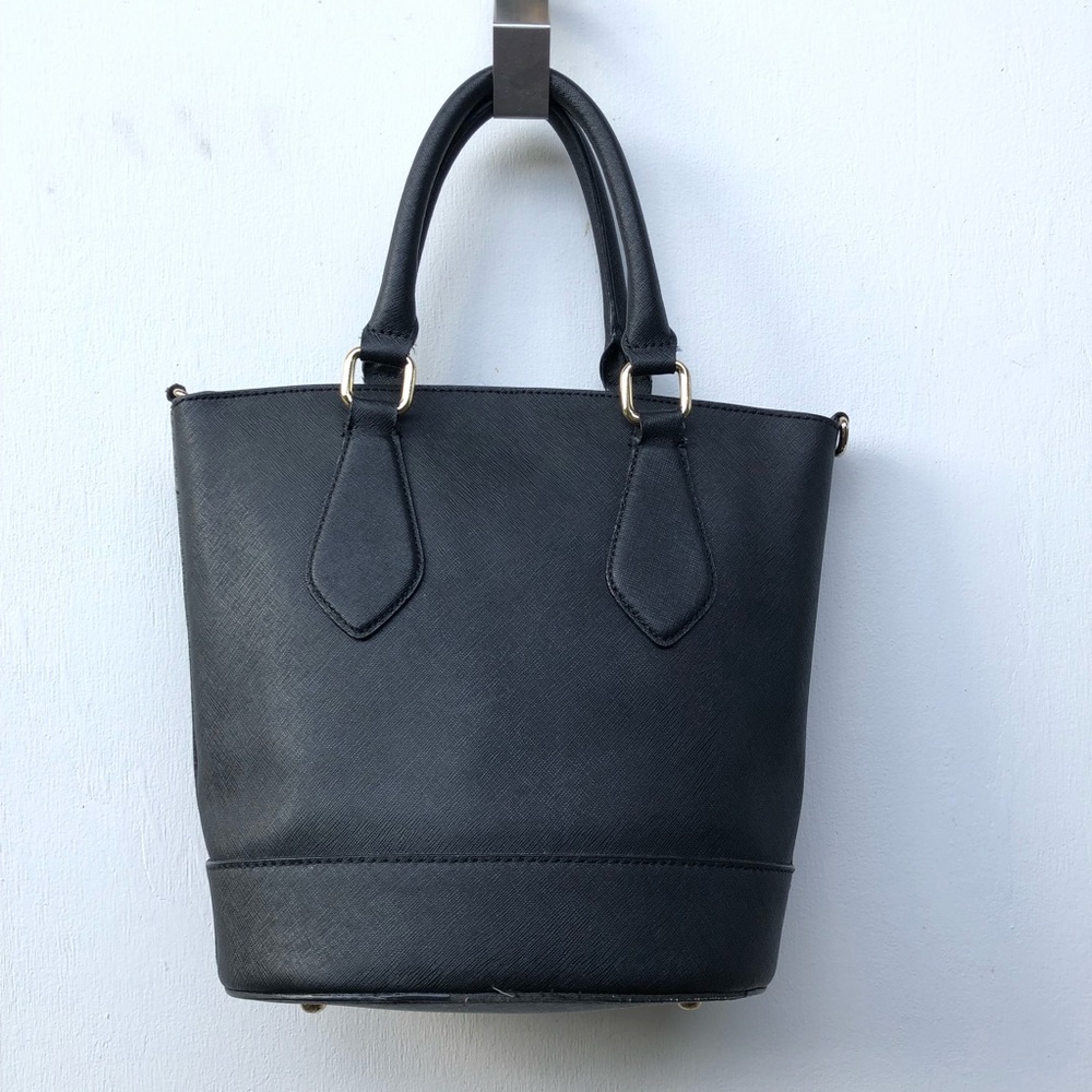 Sold❌Calvin klein leather bucket bag - Picture 2 of 8